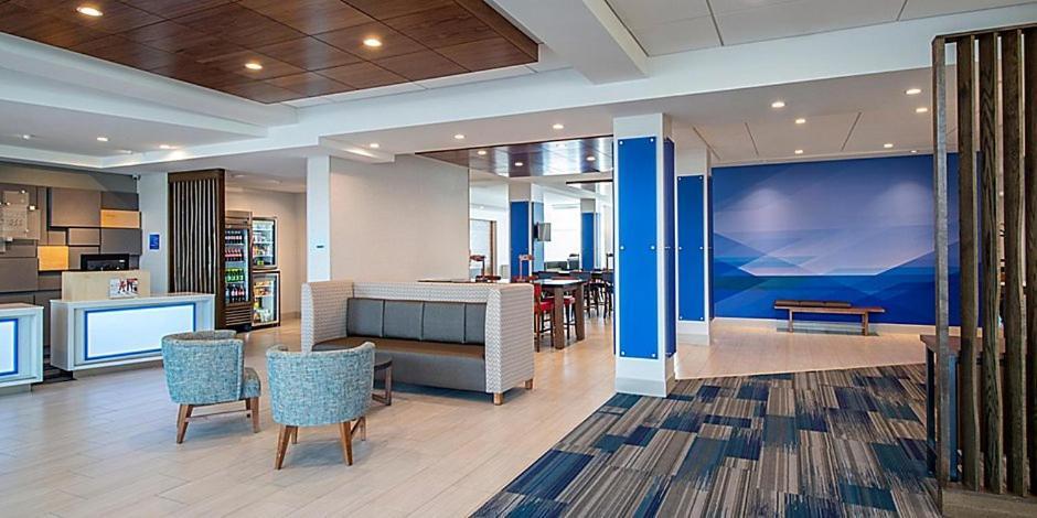 Holiday Inn Express & Suites - Brandon By Ihg Extérieur photo