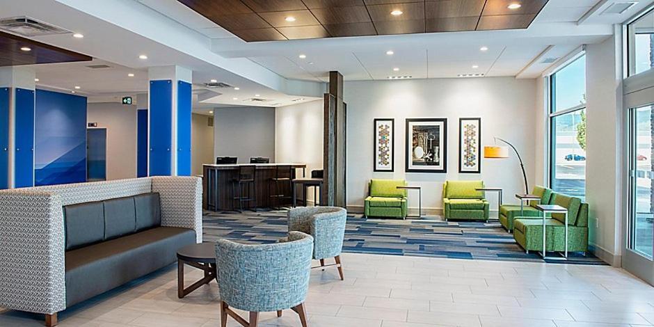 Holiday Inn Express & Suites - Brandon By Ihg Extérieur photo