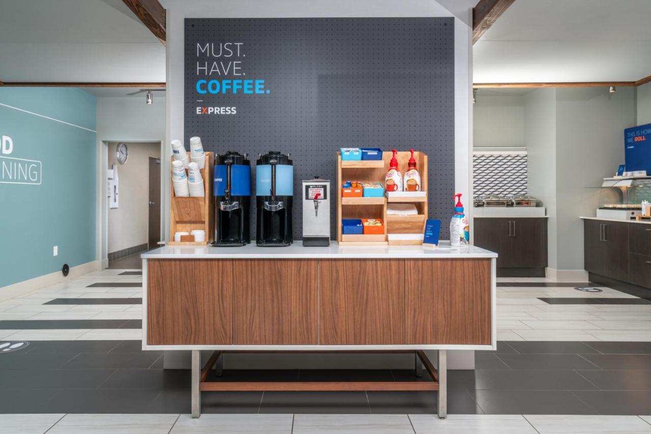 Holiday Inn Express & Suites - Brandon By Ihg Extérieur photo