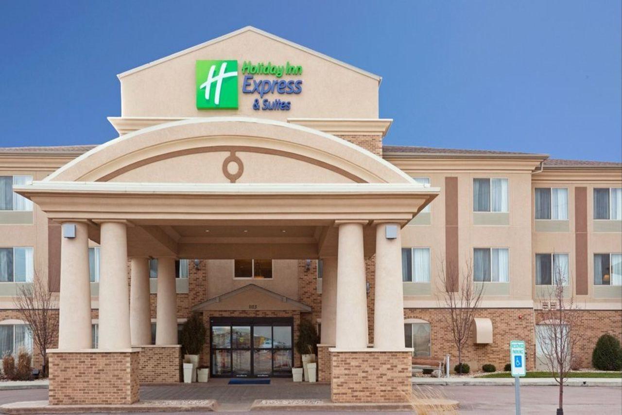 Holiday Inn Express & Suites - Brandon By Ihg Extérieur photo