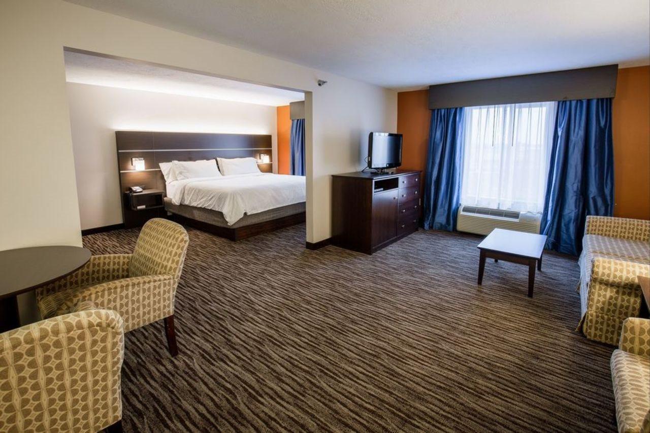 Holiday Inn Express & Suites - Brandon By Ihg Extérieur photo